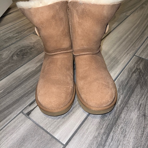 UGG Bailey Button - Picture 2 of 4